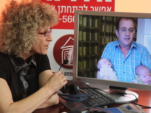 עו"ד אירית רוזנבלום בשיחת וידאו עם דן גולדברג והתאומים בהודו